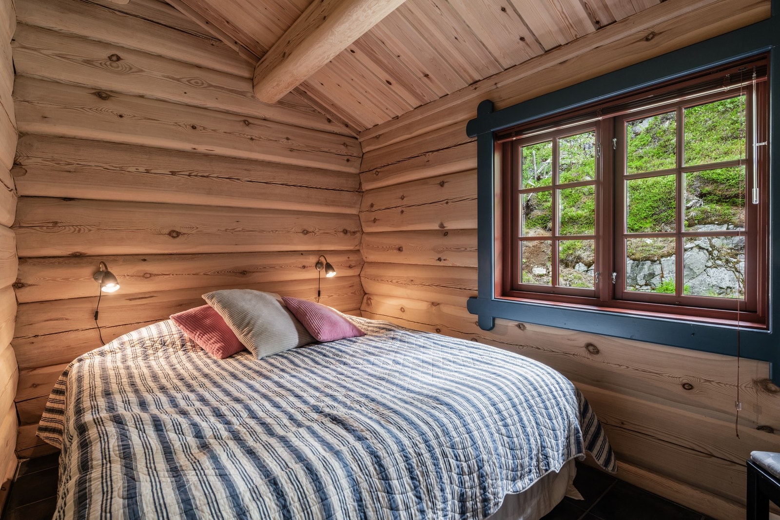 Hytta har totalt 5 soverom. 3 i hovedetasjen og 2 på loftet. Galleribilde