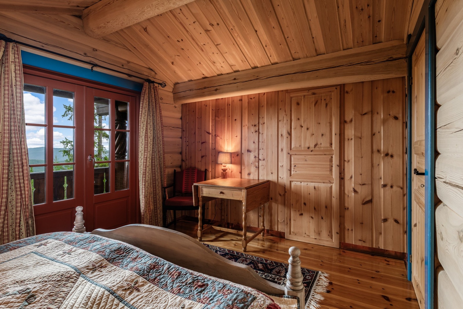 Romslig rom med utgang til egen balkong. Galleribilde