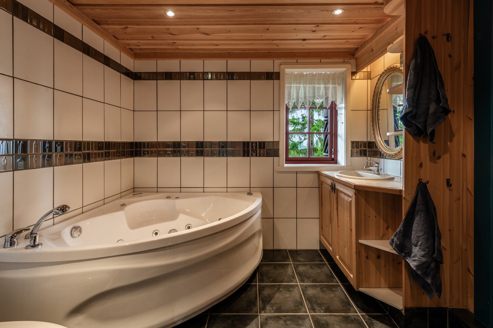 Det er til sammen 2 bad. En i hver etasje. Galleribilde