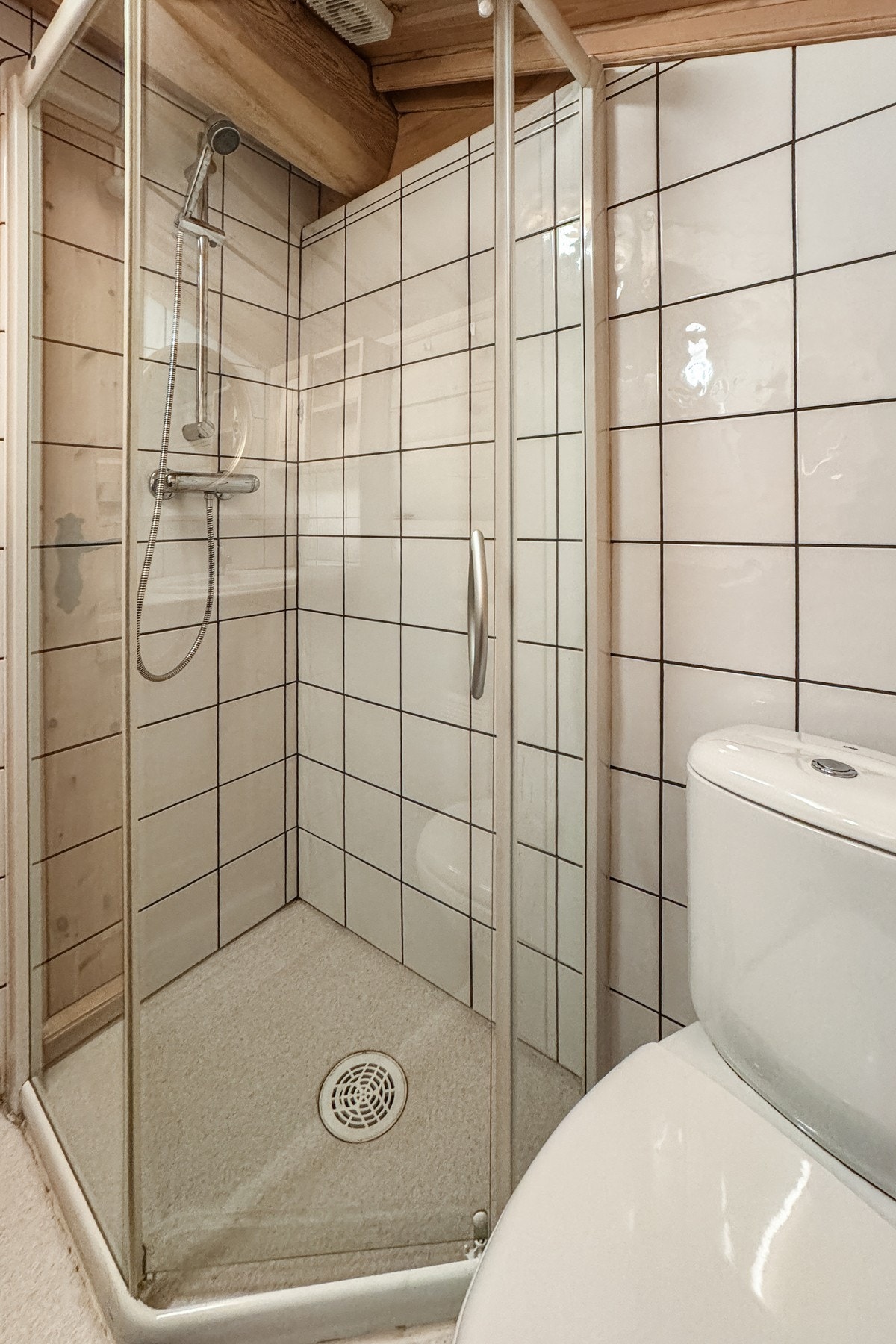 Badet er innredet med dusj, toalett, servant med innredning samt opplegg for vaskemaskin. Galleribilde