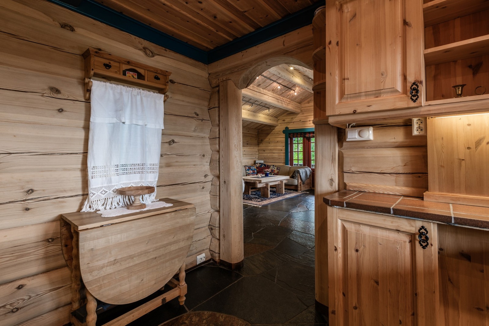 Videre fra stuen til kjøkkenet. Galleribilde