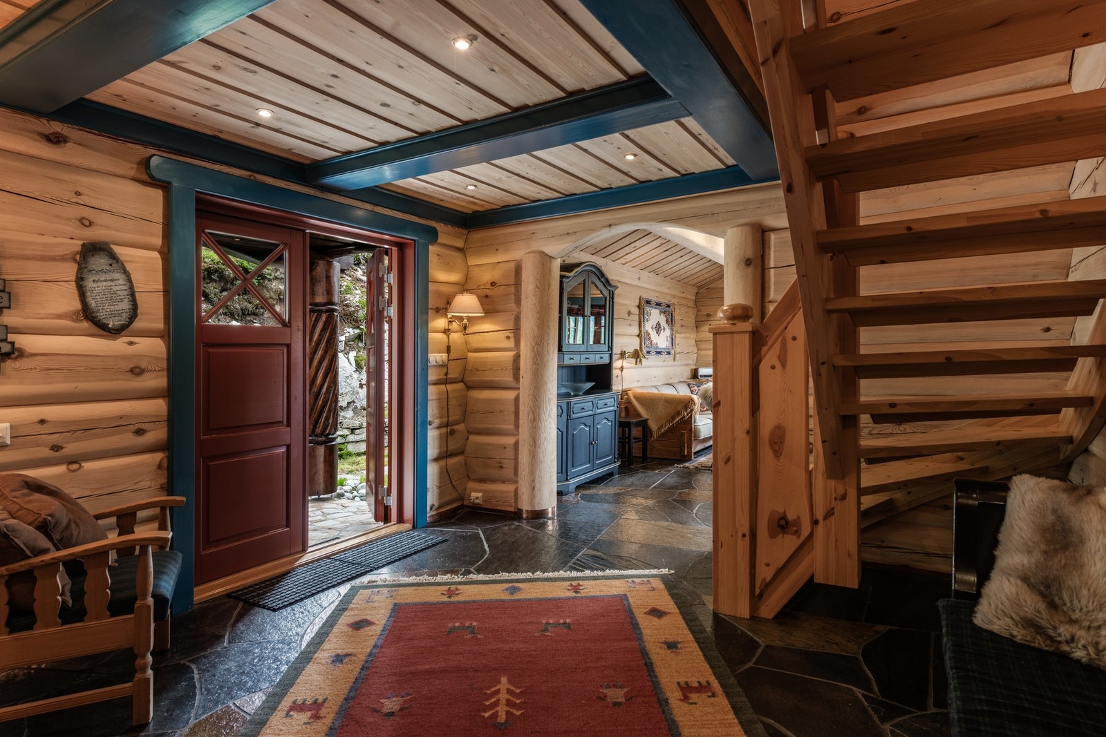 Skifer i store deler av hovedetasjen. Galleribilde