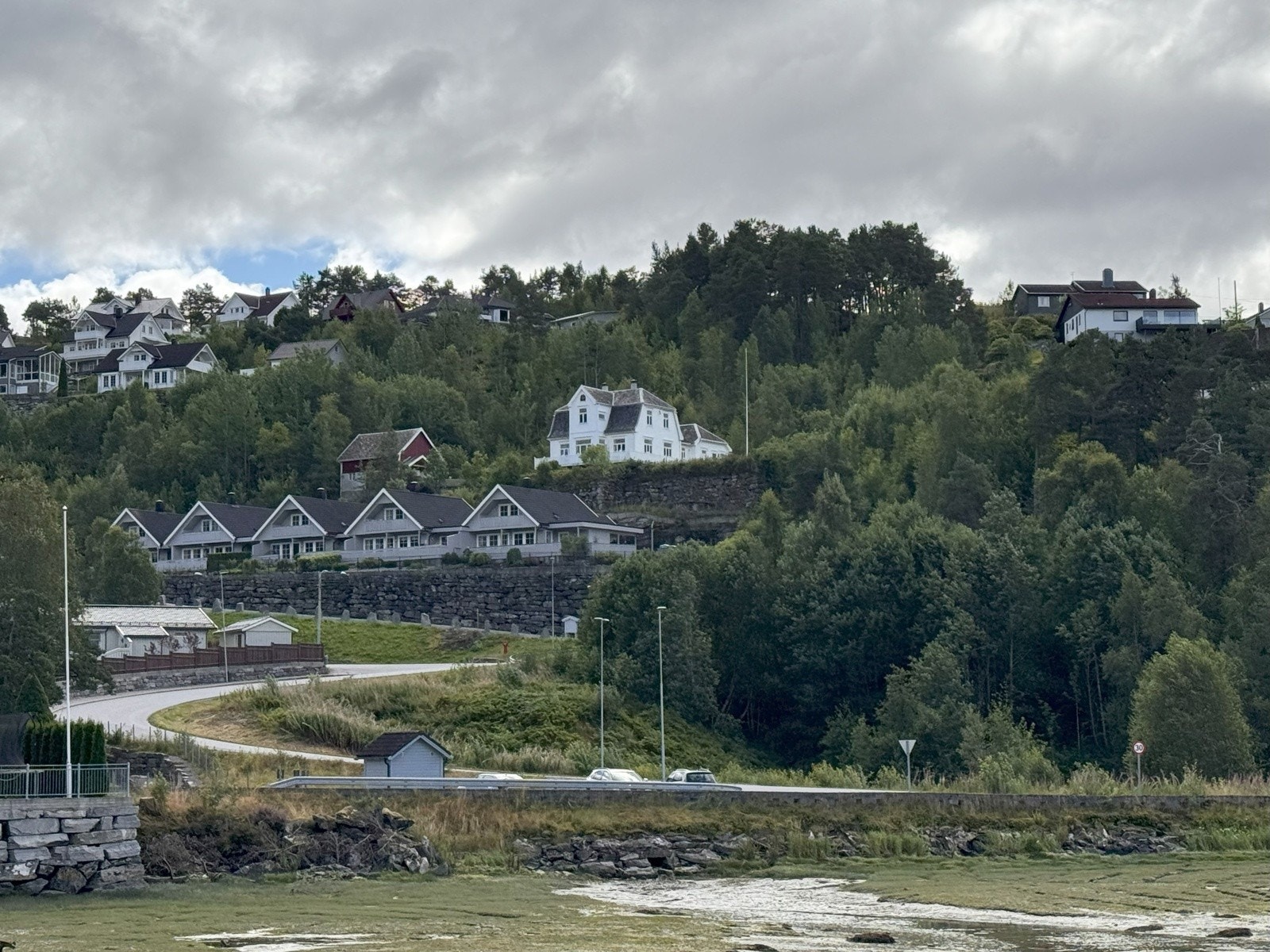 Foto tatt frå vest mot tomteområdet Galleribilde