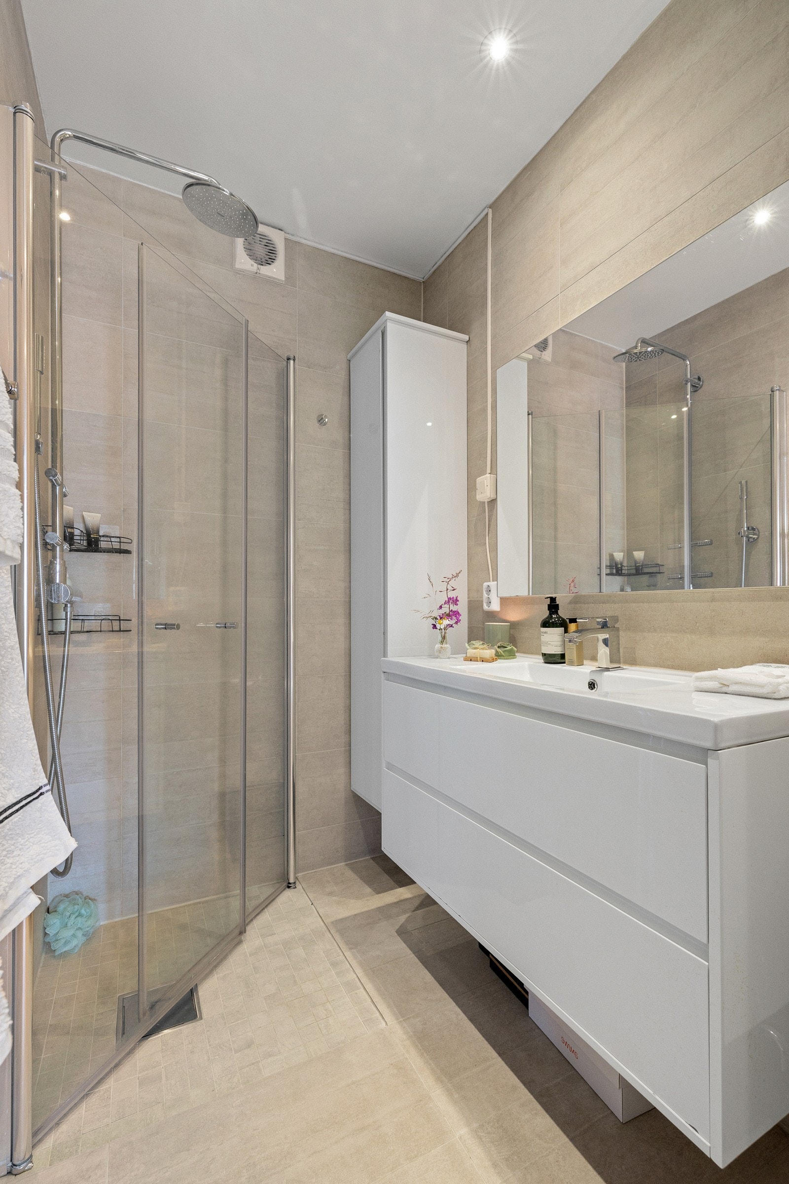 Det ble gjennomgående renovert i 2014, og i 2024 ble det installert ny vifte og taket malt for et oppdatert og friskt uttrykk. Galleribilde