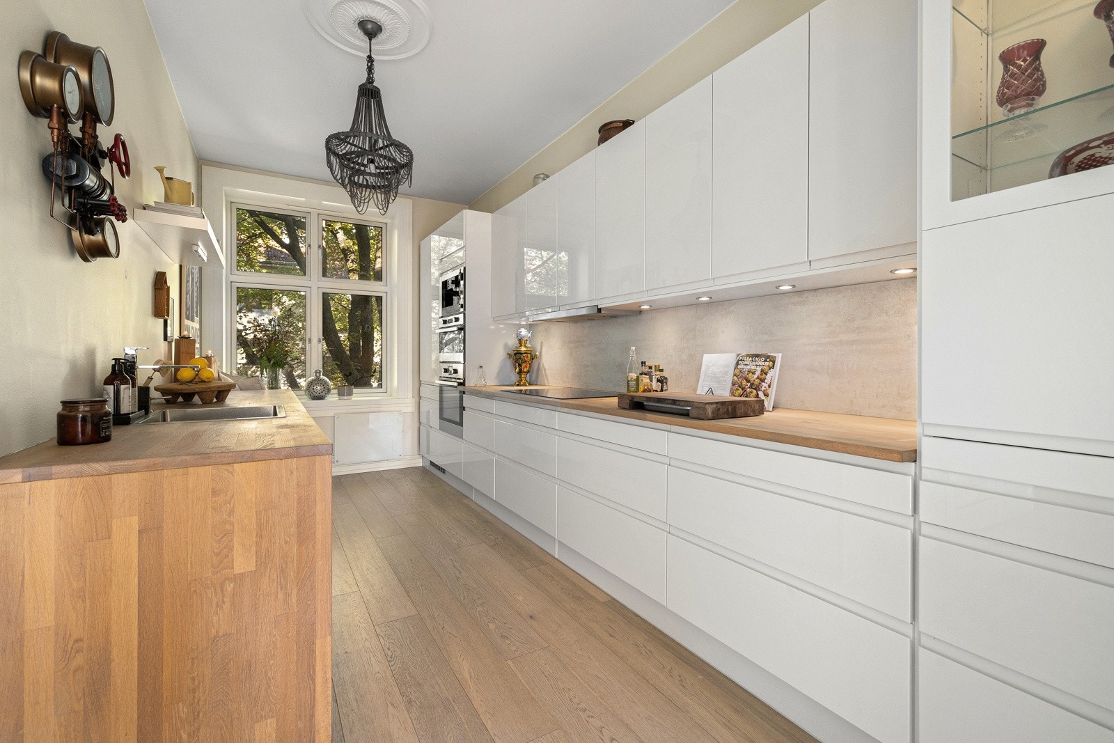 Kjøkkenet er fra HTH, og har en moderne innredning med glatte fronter og heltre benkeplate. Galleribilde