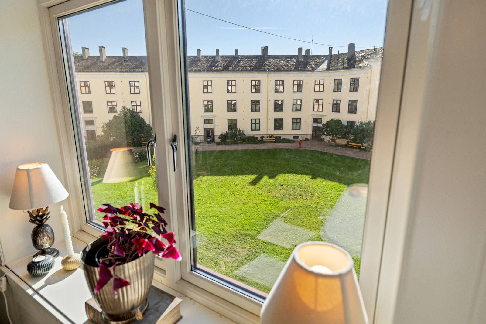 Leiligheten ligger i byggets 2. etasje med utsyn mot en vakkert opparbeidet bakgård med grøntarealer, fellesgrill og flere hyggelige sitteplasser. Galleribilde