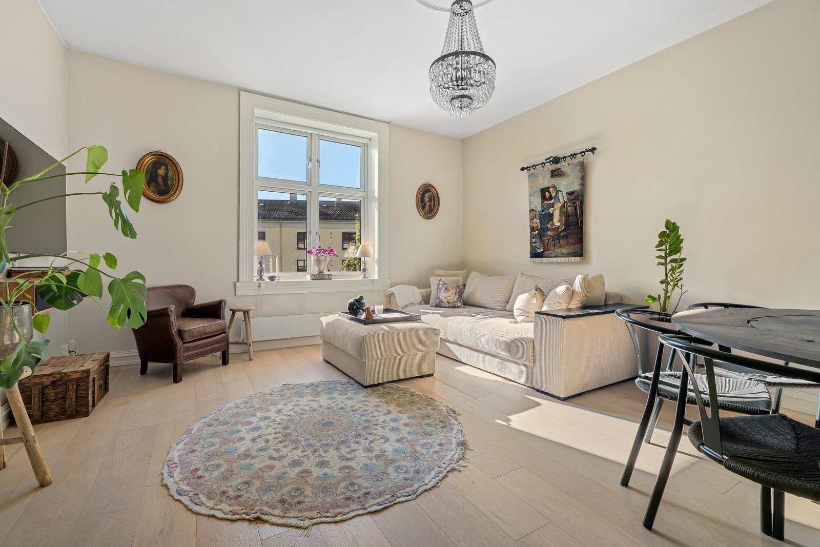 Stuen er lys og luftig med en takhøyde på 2,78 meter og store vindusflater som slipper inn rikelig med naturlig lys. Galleribilde