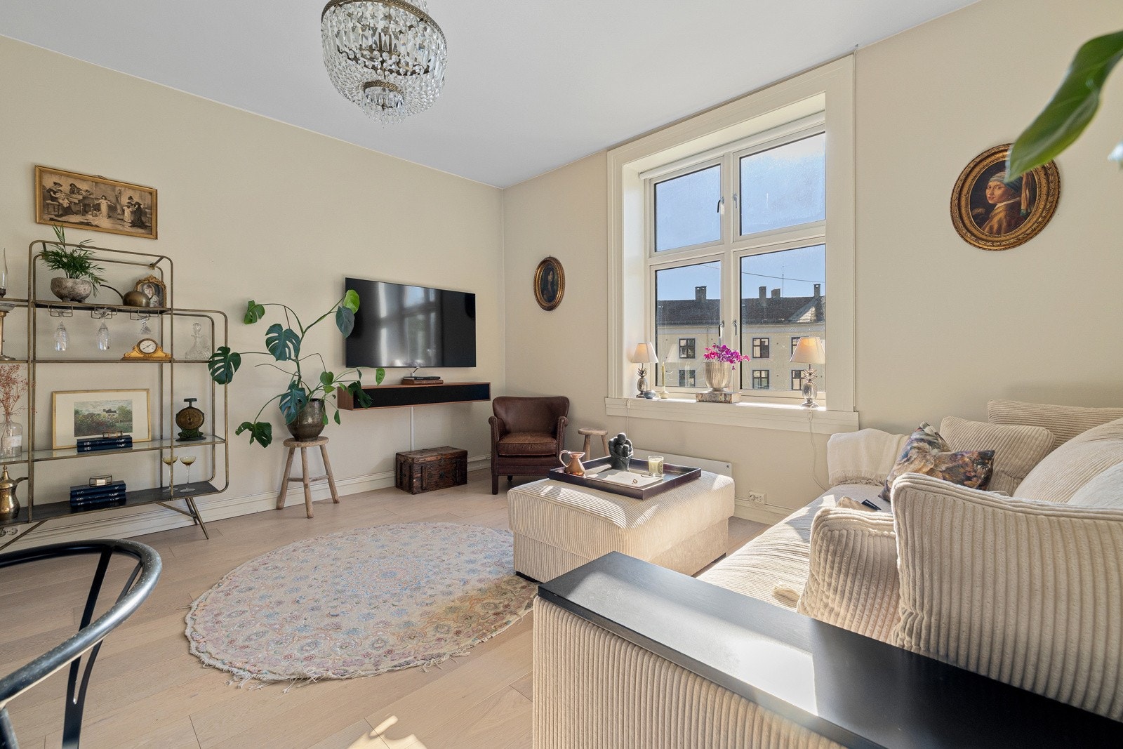 Leiligheten har god takhøyde og en åpen og sosial planløsning som gir en romslig og luftig følelse. Galleribilde