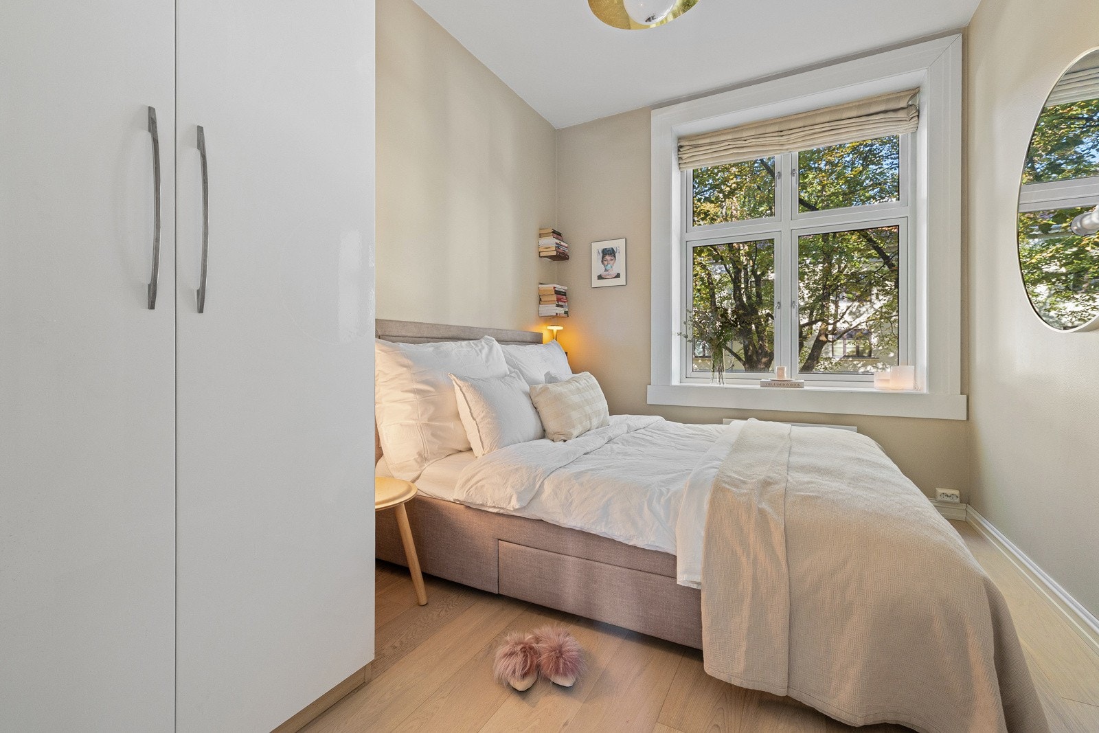 Soverommet er stort og romslig, med god plass til dobbeltseng, nattbord og garderobeskap. Galleribilde