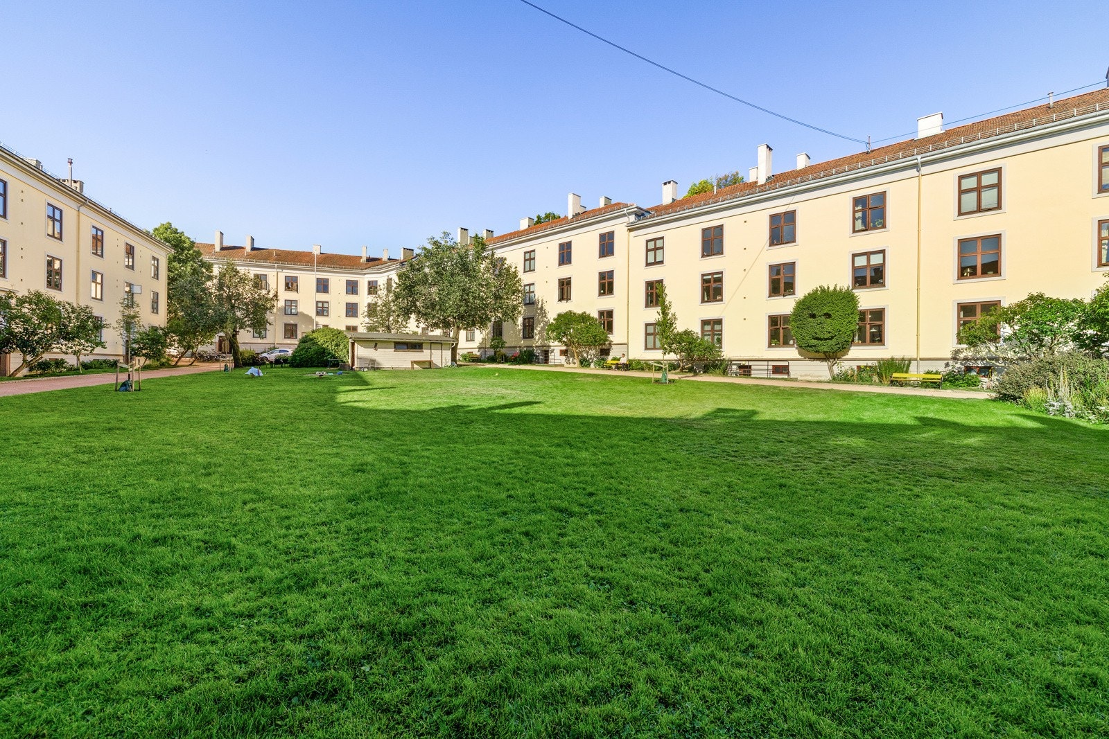 Store fellesarealer med park, sittegrupper og lekeplasser. Galleribilde