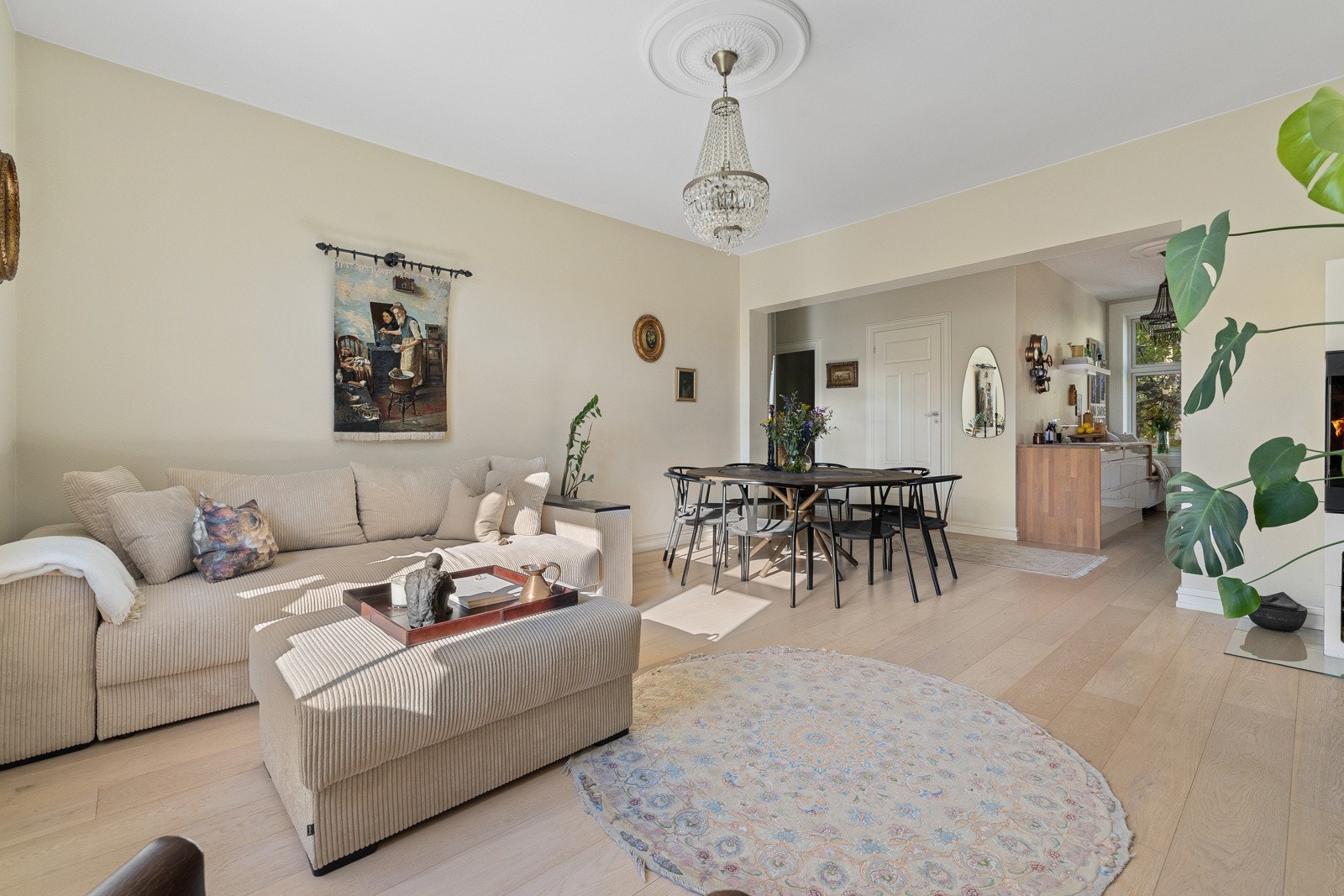 Her er det god plass til både sofagruppe og et stort spisebord, og rommet vender helt ut mot den idylliske bakgården. Galleribilde