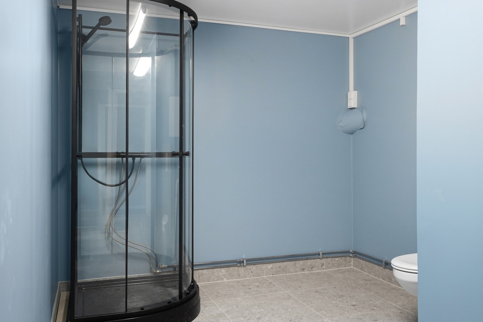 Dusjkabinett og vegghengt toalett. Galleribilde