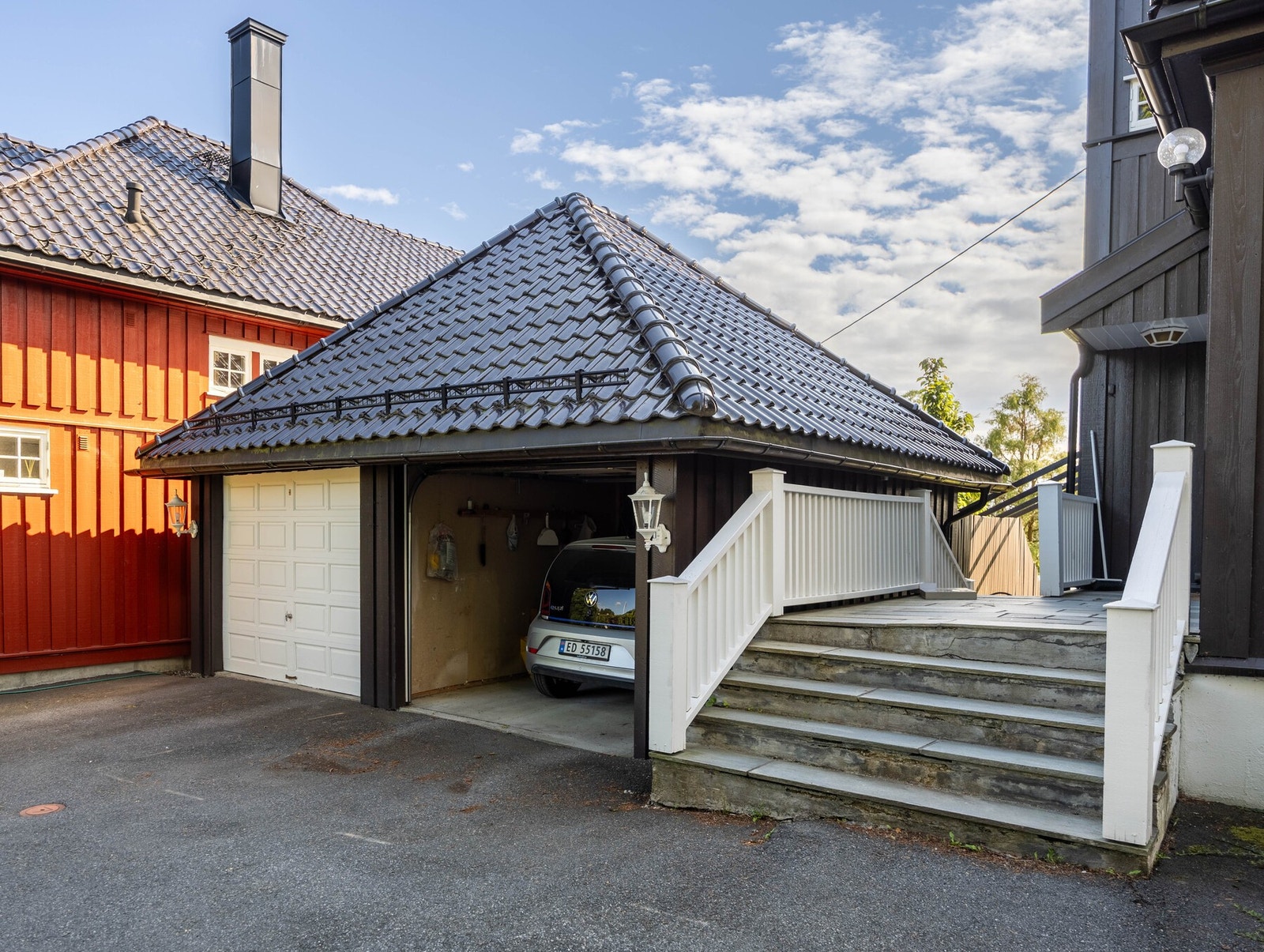 Leiligheten har to parkeringsplasser. Galleribilde