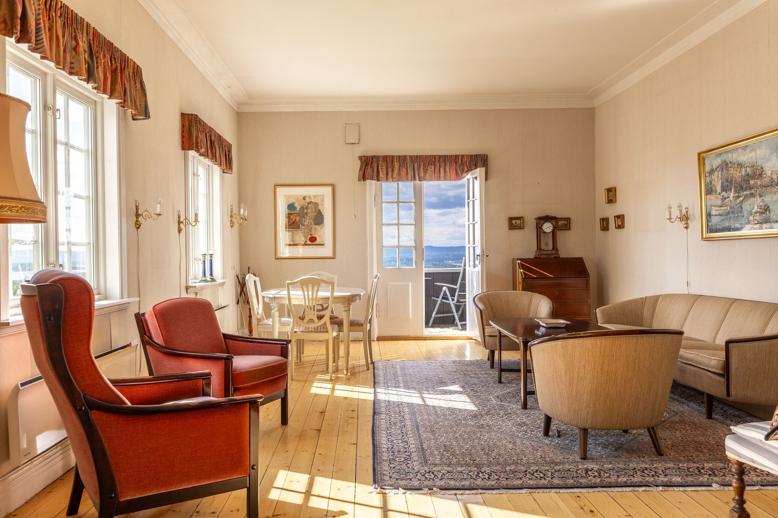 Stor stue med god takhøyde og utgang til 2 balkonger. Galleribilde