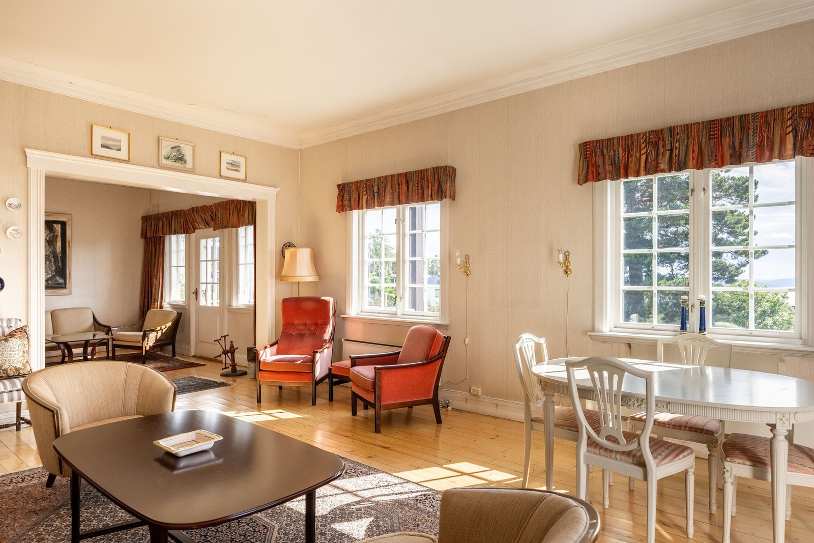 Luftig og lys stue som enkelt kan innredes til ønskelig. Galleribilde