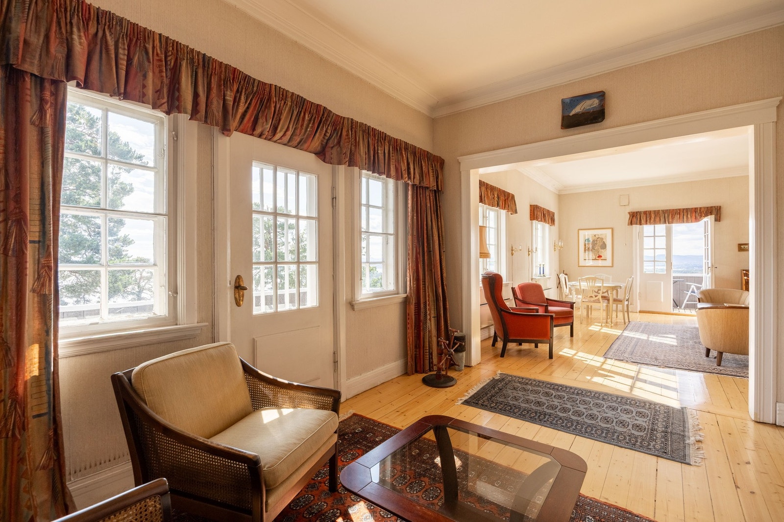 Store vindusflater som slipper inn mye naturlig lys. Galleribilde