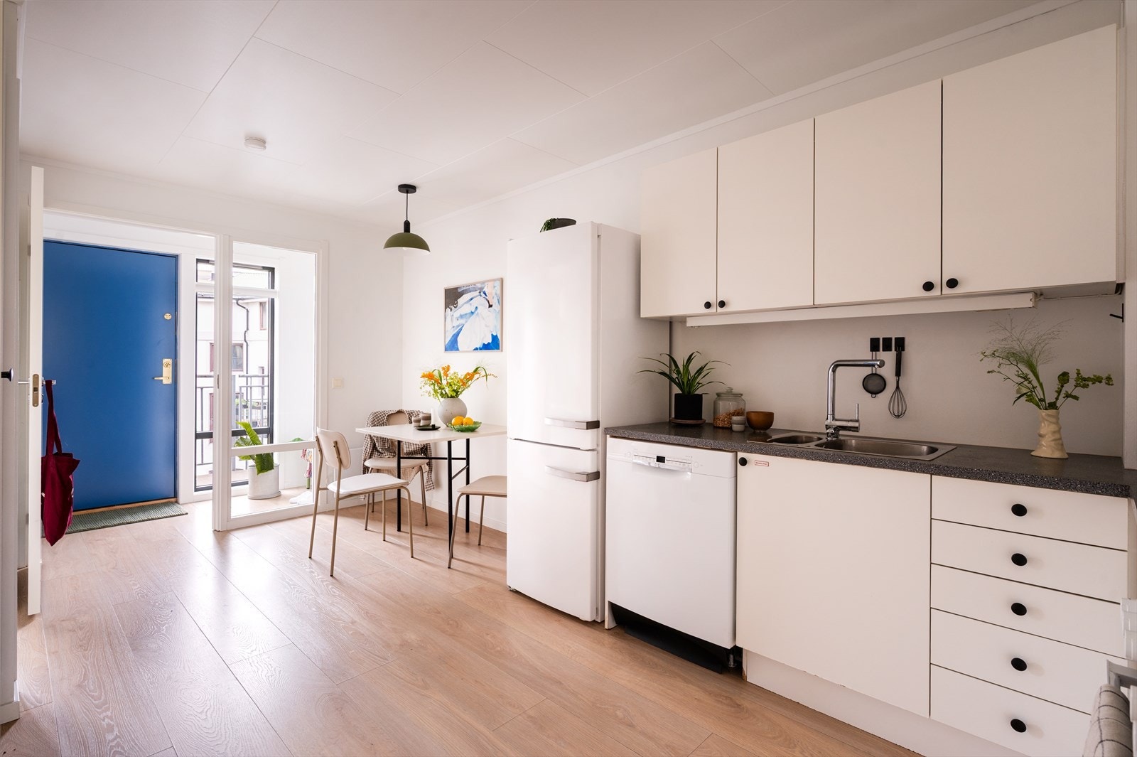 Lys og innbydende entré med god plass til oppheng av yttertøy og oppbevaring av sko. Galleribilde