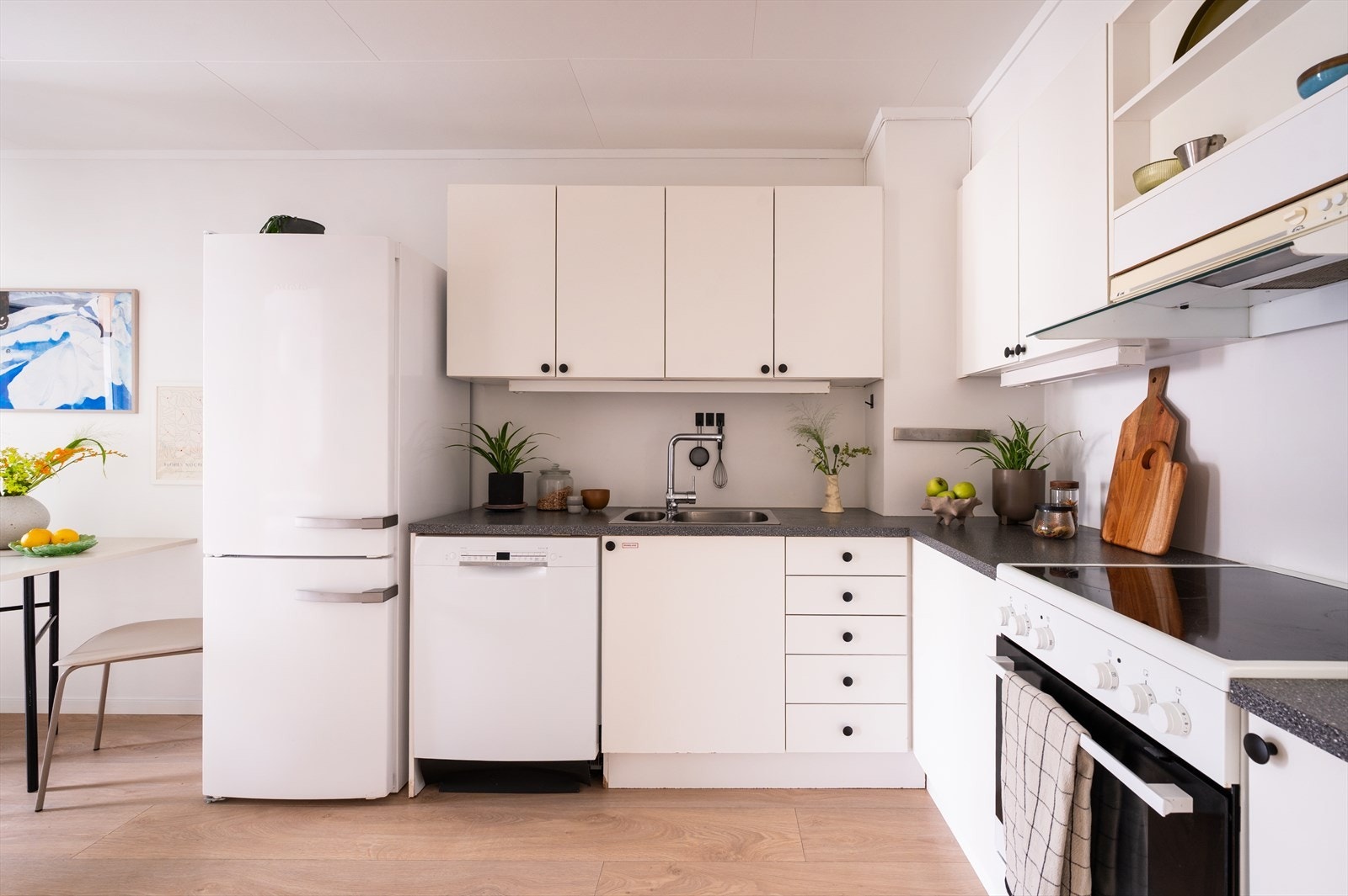 Kjøkkenet har godt med skap- og benkeplass, samt plass for hvitevarer som kjøl-/fryseskap, oppvaskmaskin og stekeovn. Galleribilde