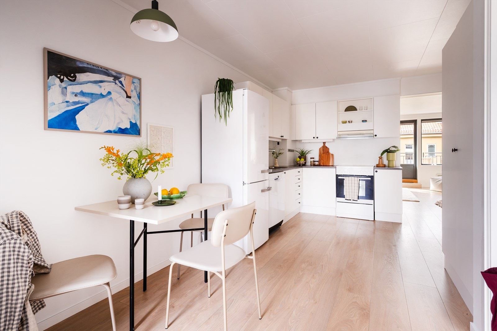 Kjøkkenet ligger i delvis åpen løsning mot stuen, noe som gir en luftig og sosial romfølelse. Vegg mellom stuen og kjøkkenet er det flere som har tatt ned for en enda mer åpen løsning. Galleribilde