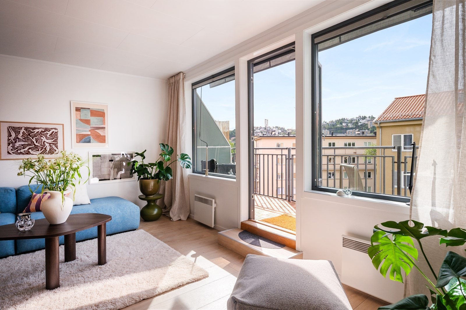 Stuen oppleves romslig med gode møbleringsmuligheter. Galleribilde