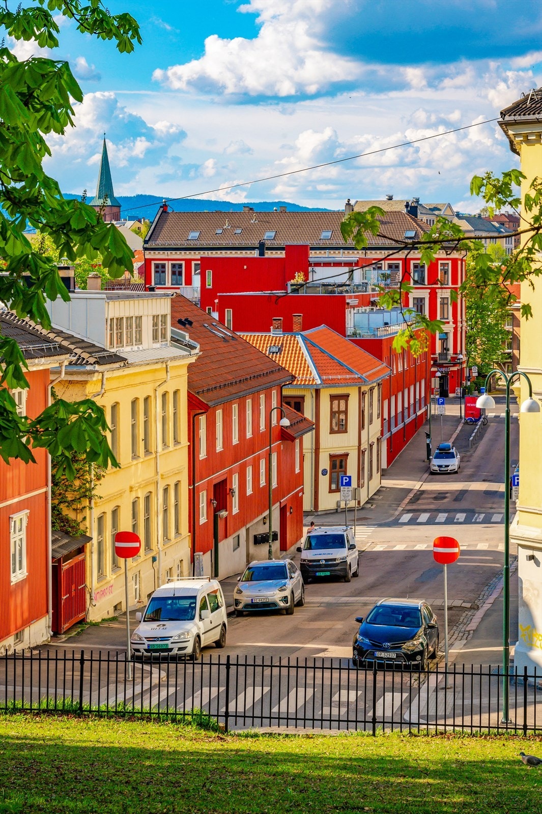 Området består av mange koselige gater med sjarmerende bygårder og trehusbebyggelse Galleribilde