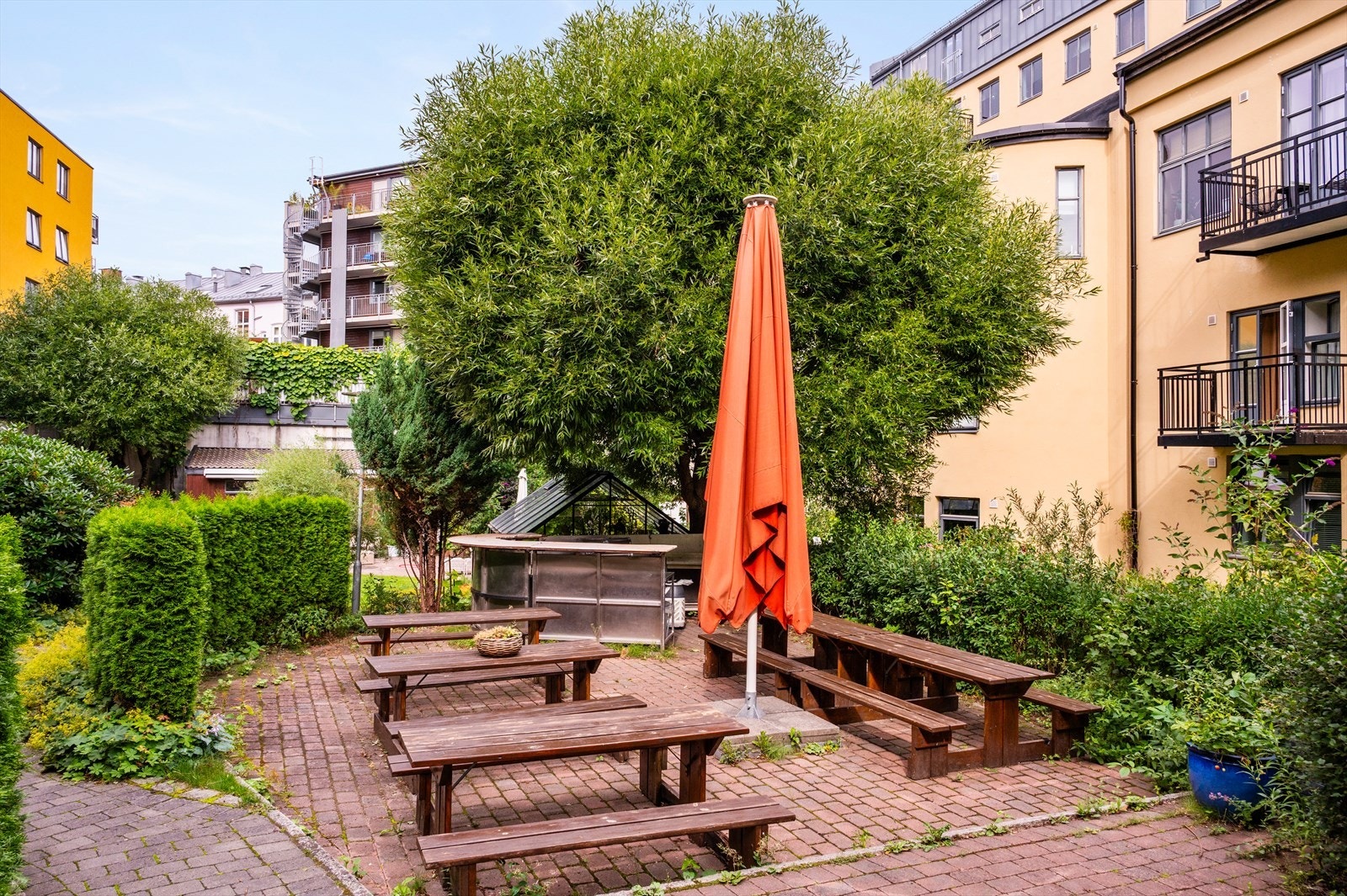 Det finnes også flere sittegrupper i gårdsrommet. Galleribilde