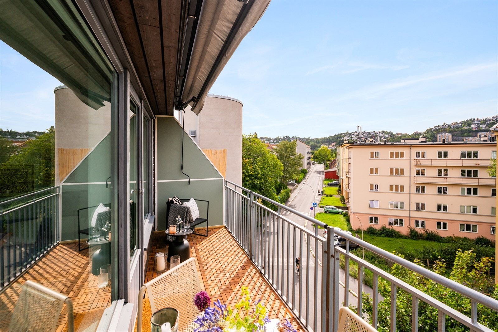 Balkongen har hyggelig utsyn over nærområdet, og gulvet er belagt med treheller fra 2025. Galleribilde