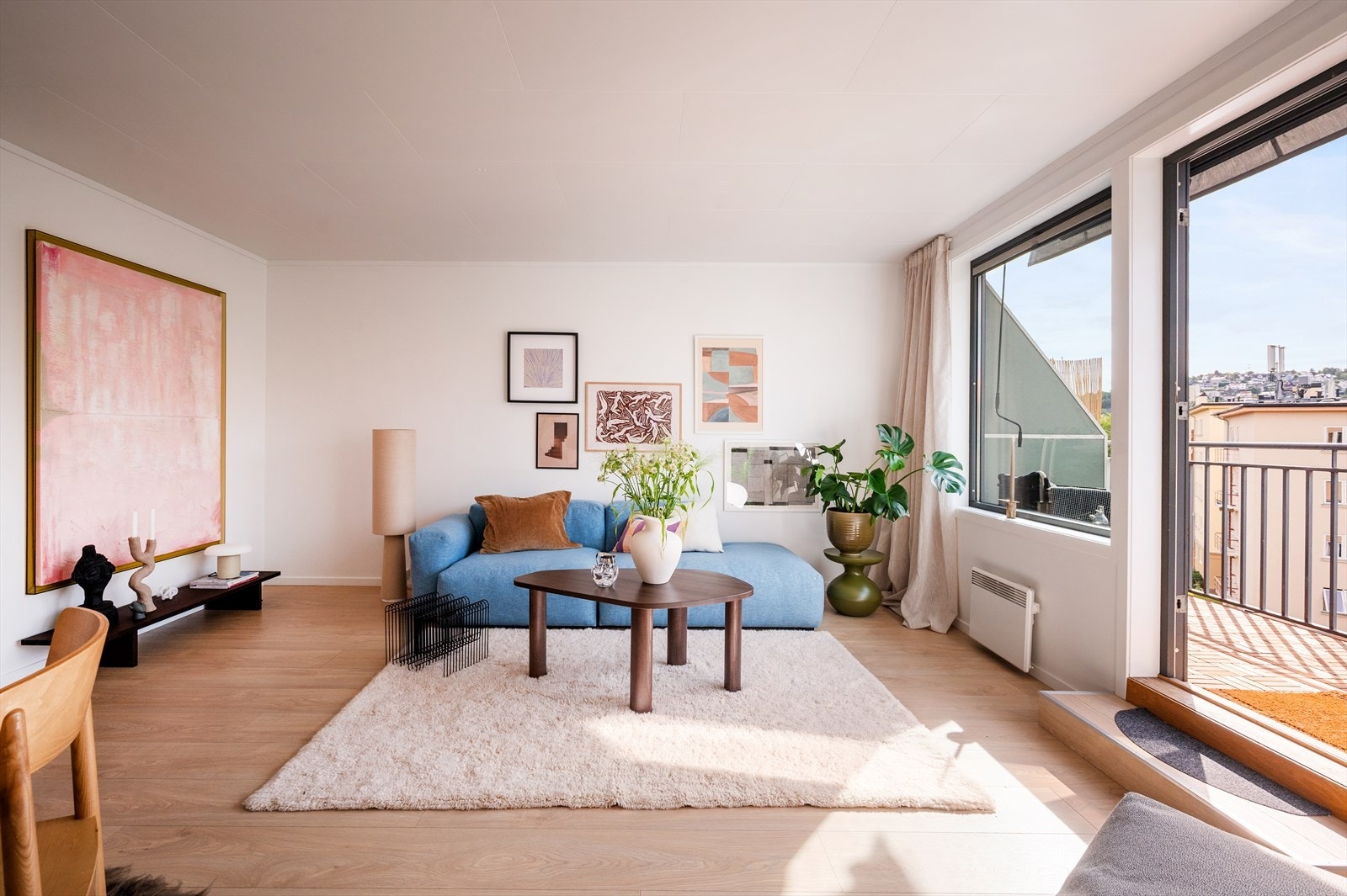 Boligen har en flott beliggenhet i byggets 5. etasje med heisadkomst. Galleribilde