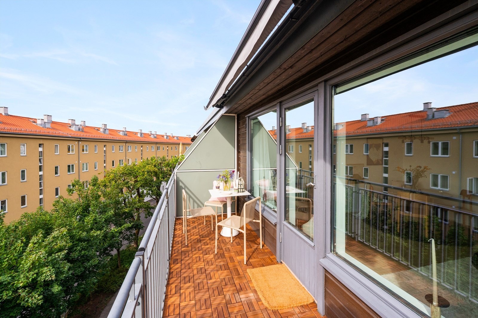 Her er det god plass til både spisebord, sittegruppe, grill og beplantning. Galleribilde