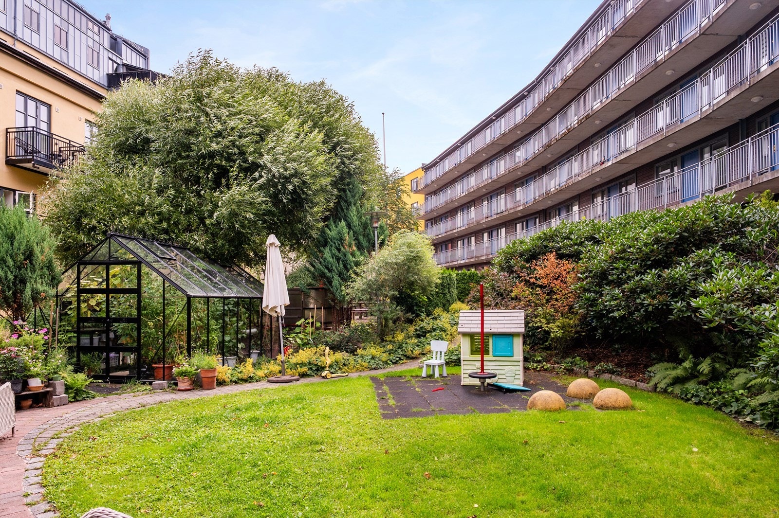 Videre finner man blant annet drivhus, lekehus og gressplen i gårdsrommet. Galleribilde