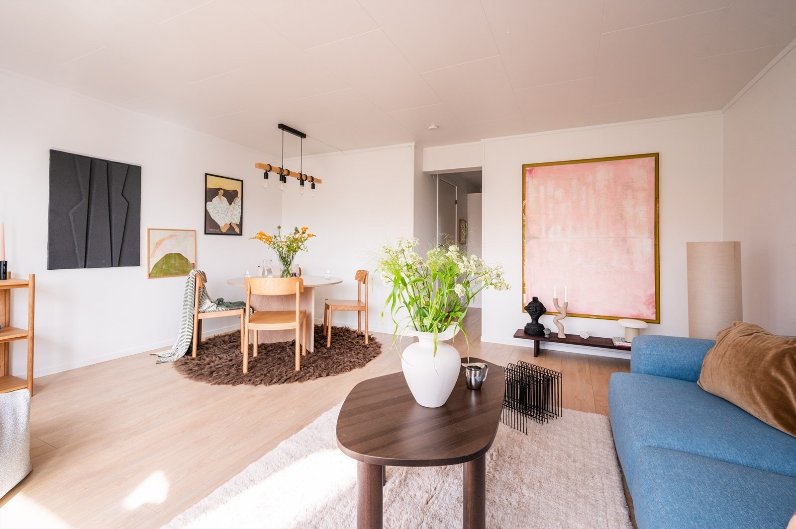 God plass til sofagruppe og et romslig spisebord - perfekt for både hverdagskos og sosiale sammenkomster. Galleribilde