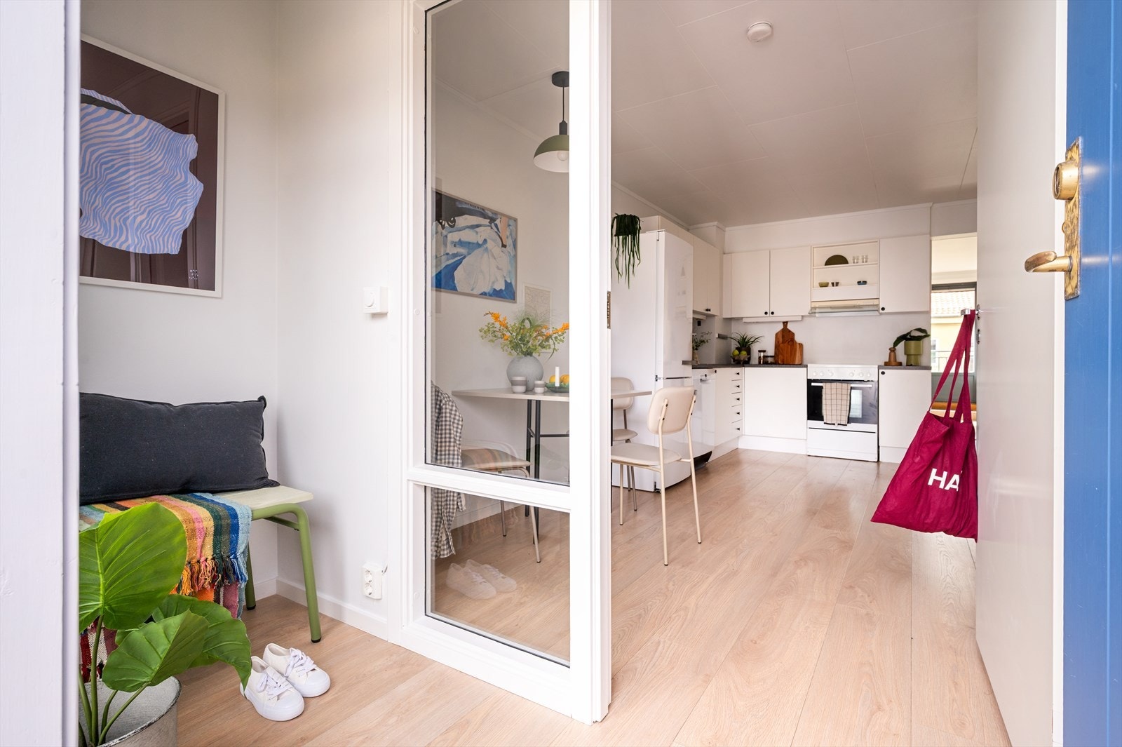 Rommet gir et flott førsteinntrykk av boligen og har en praktisk utforming. Galleribilde