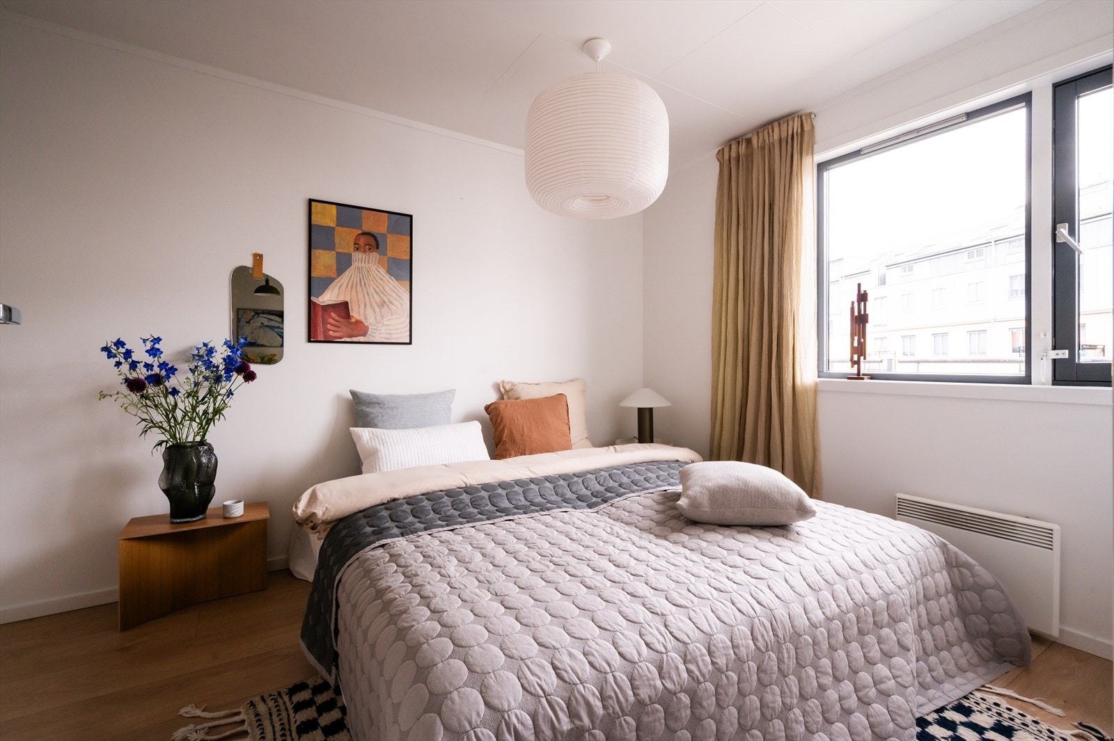 Romslig soverom med god plass til dobbeltseng, nattbord og kommode. Galleribilde