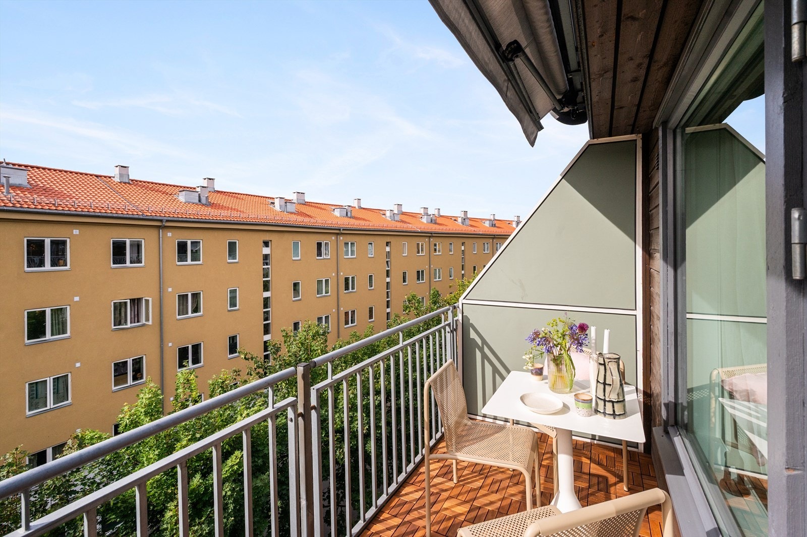 Solrik og hyggelig balkong på ca. 8 kvm. Galleribilde