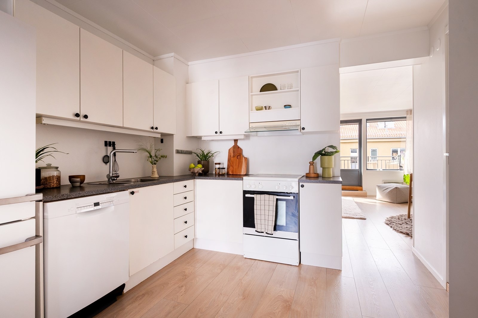 Lyst og praktisk kjøkken med innredning fra byggeår. Galleribilde