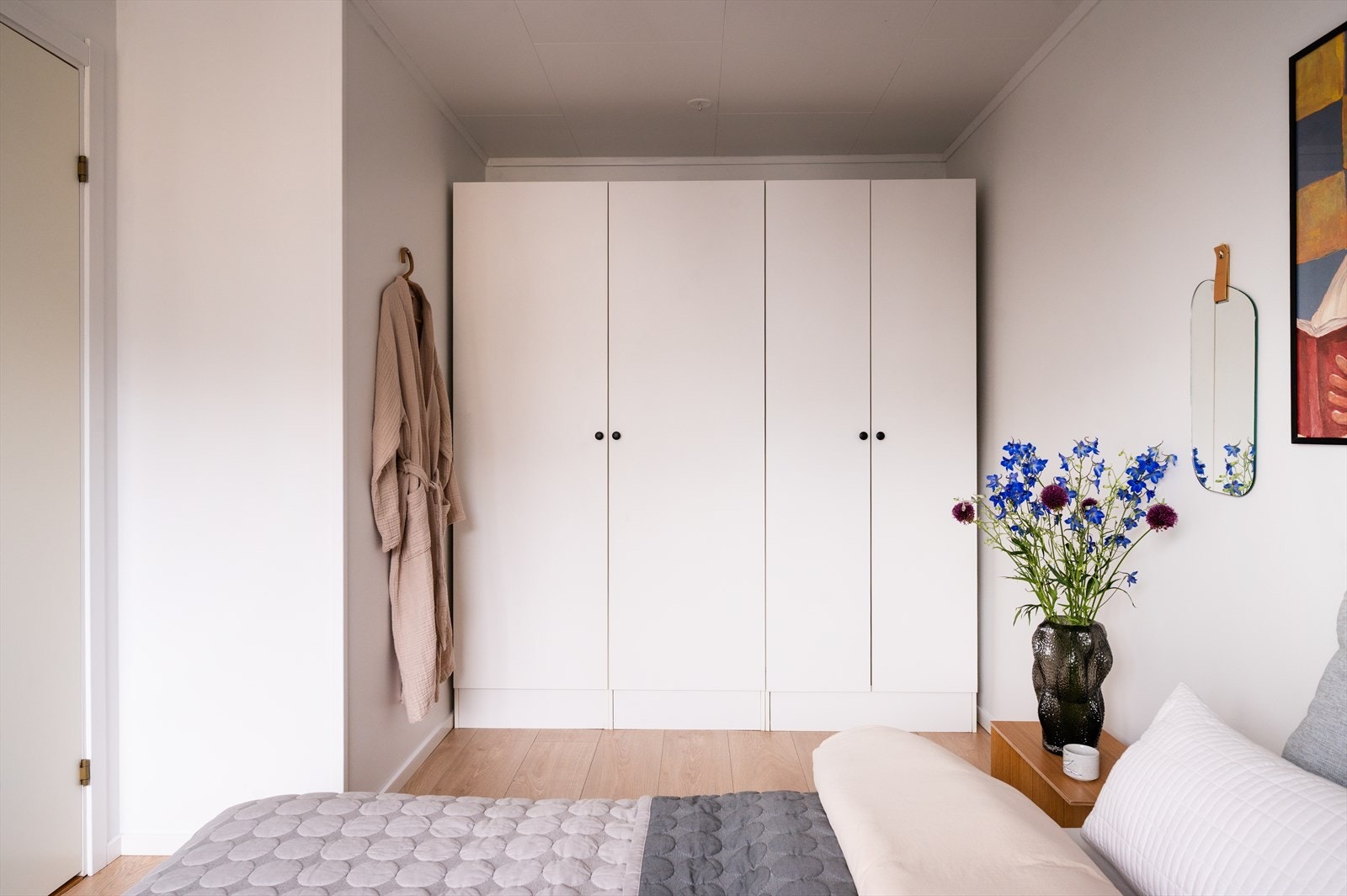 God plass til store garderobeskap som gir godt med oppbevaring. Galleribilde