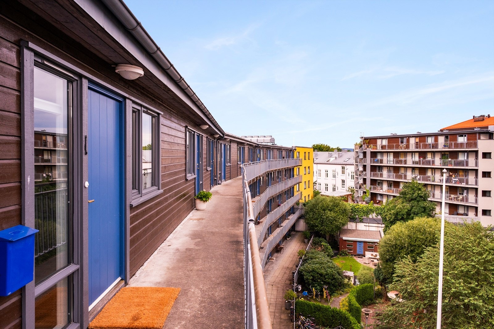 Det er i tillegg adkomst til boligen via svalgang. Her er det hyggelig utsyn over borettslagets skjermede bakgård. Galleribilde