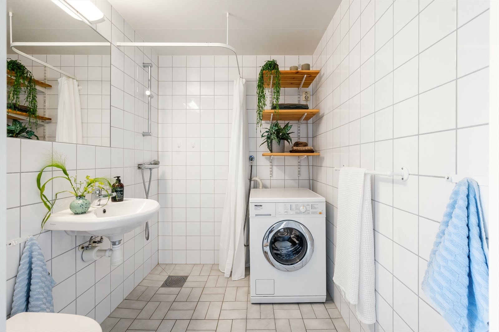 Pent, flislagt baderom fra byggeår med opplegg for vaskemaskin Galleribilde