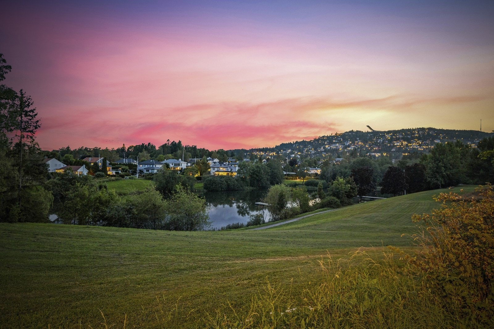 Utsikt mot Holmenkollen fra Bamseveien. Galleribilde