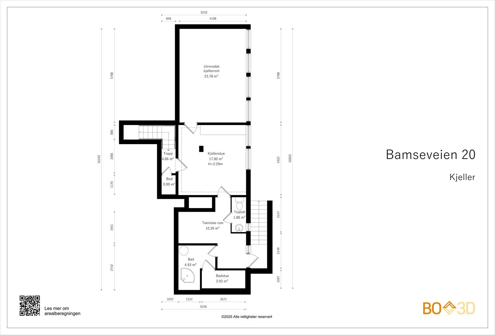 Kjelleren inneholder peisestue, hobbyrom, bod, tekisk rom, toalett, bad og badstue. Trapp opp til hagen og bassengområdet. Galleribilde