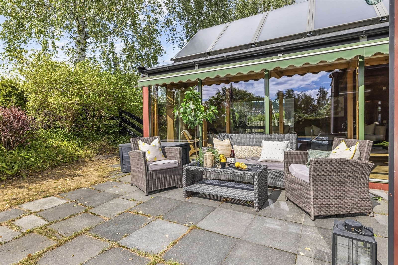 Utenfor stuen er det terrasse med markise. En lun og hyggelig krok med gode solforhold. Galleribilde