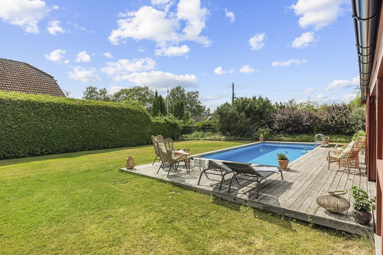 Terrasse på 63 kvm rundt huset og bassenget. Galleribilde