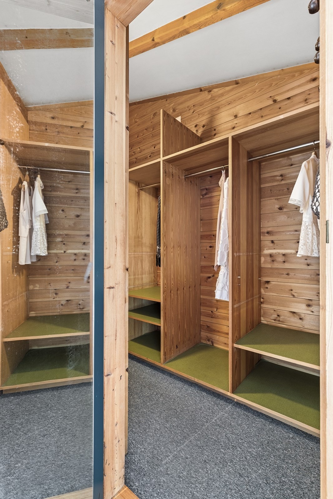 Walk-in garderobe på hovedsoverommet. Galleribilde