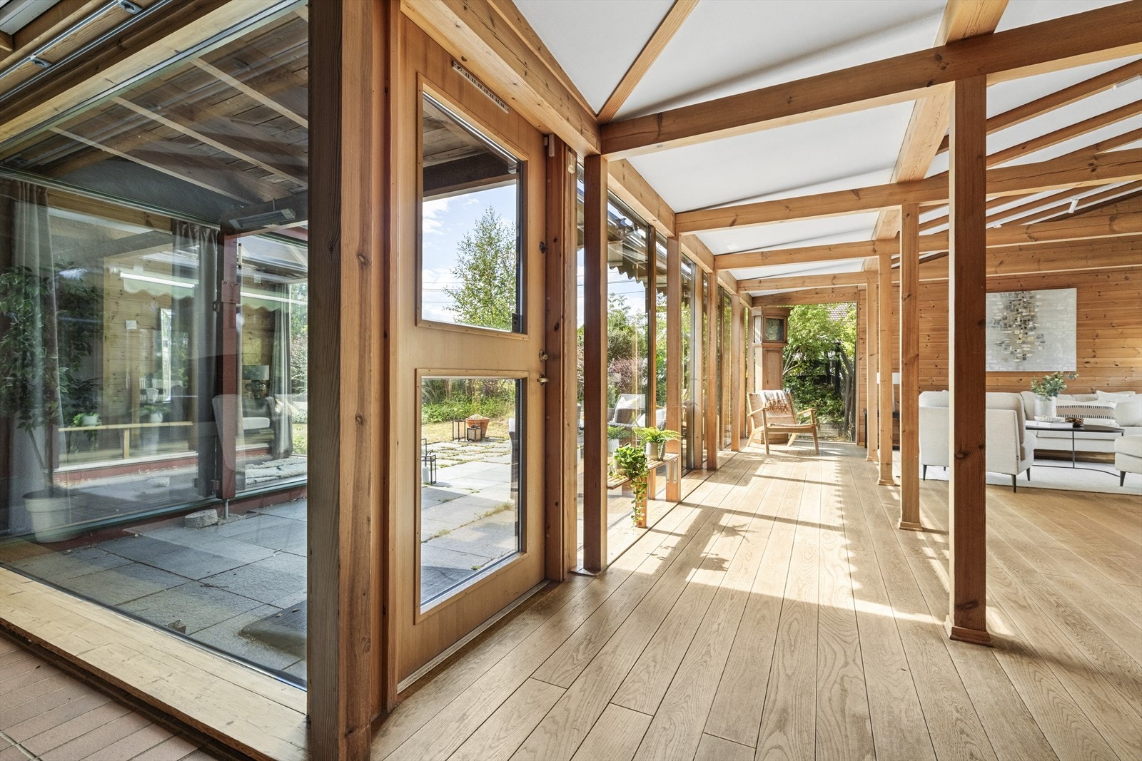 Stuen sett fra spisestuen, utgang til terrasse til venstre i blldet. Galleribilde
