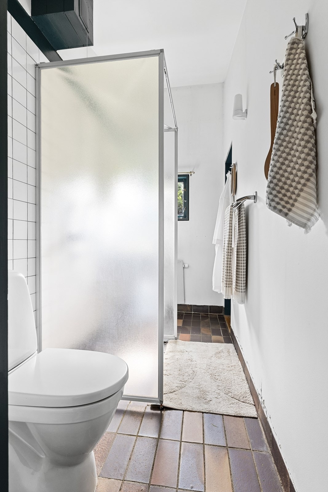 Bad 2 har adkomst både fra soverom 3 og fra gangen. Galleribilde