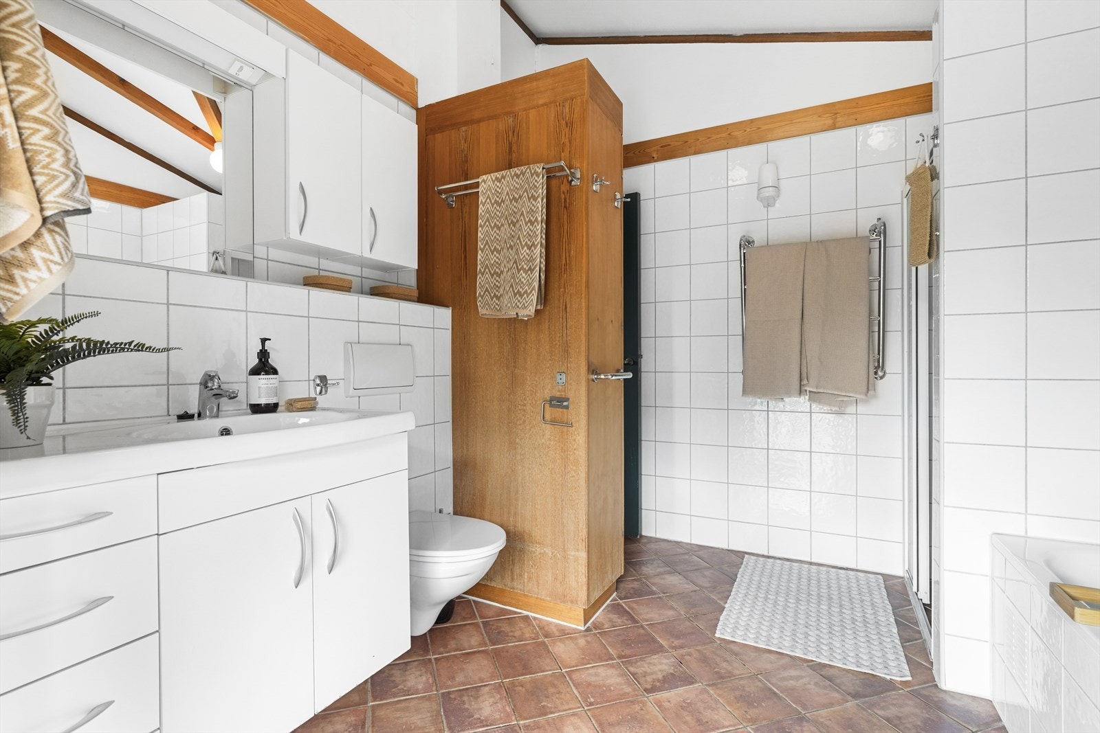 Badet ligger i direkte tilknytning til hovedsoverommet. Galleribilde