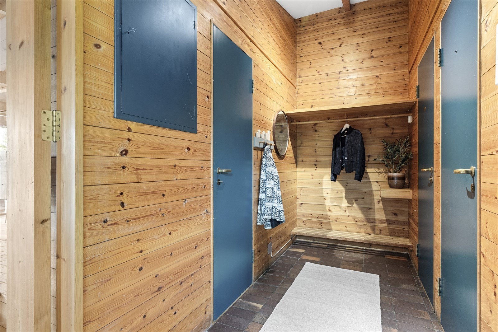 Garderobe i entreen, døren til venstre fører inn til vaskerom, mens til høyre separat toalett og bod/garderoberom. Galleribilde