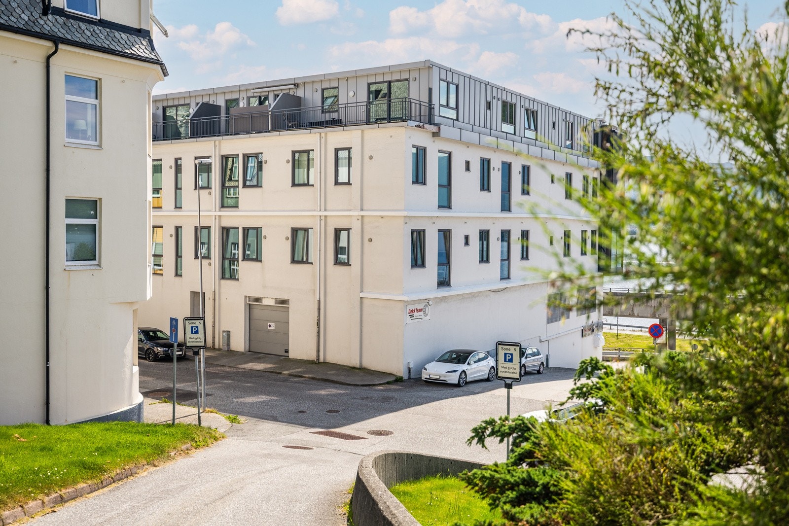 Det er en arealeffektiv leilighet med egen parkeringsplass i lukket garasjeanlegg, heis i bygget og god standard. Galleribilde