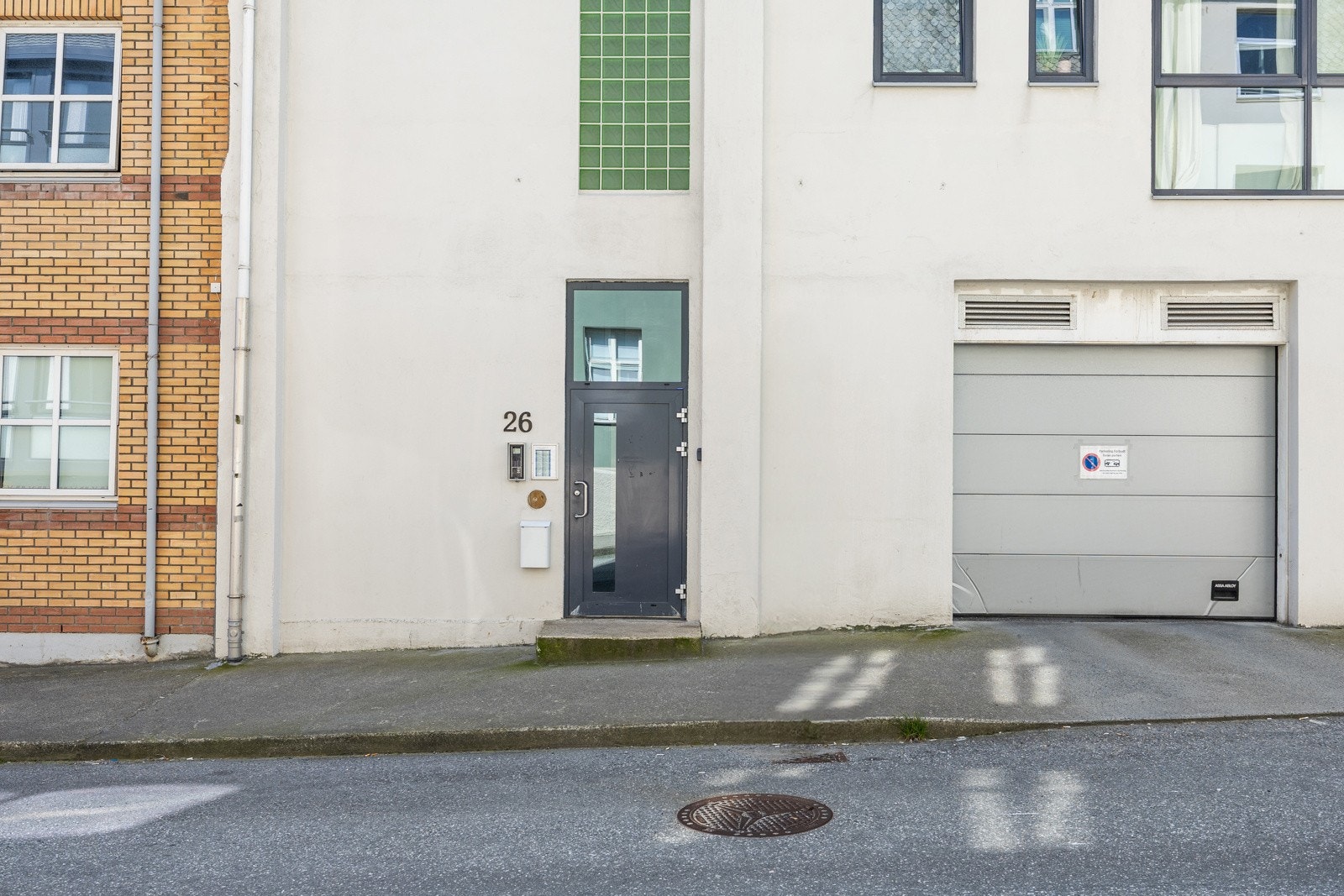 Her har du inngangsparti med porttelefon med kamera og innkjøring til garasjen. Galleribilde