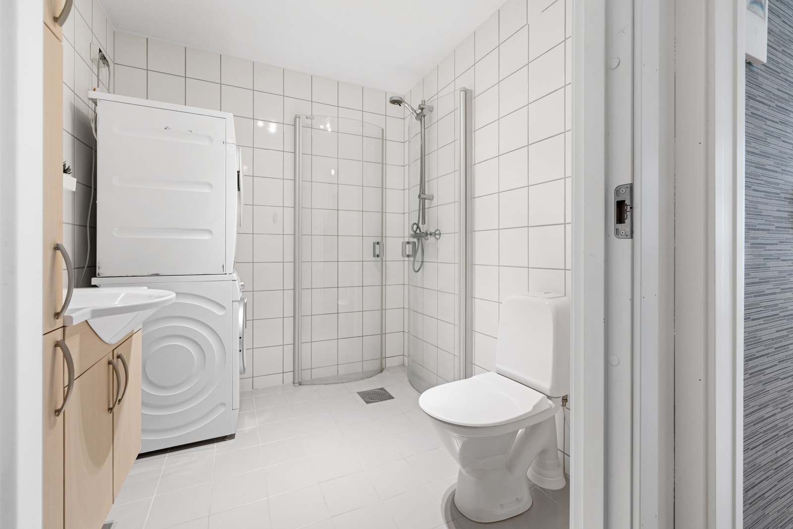 Badet er helfliset og har opplegg for både vaskemaskin og tørketrommel. Galleribilde